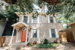 Spacious Historic 4 Bedroom Georgian Home on UT- Two Units Sleeps 10
